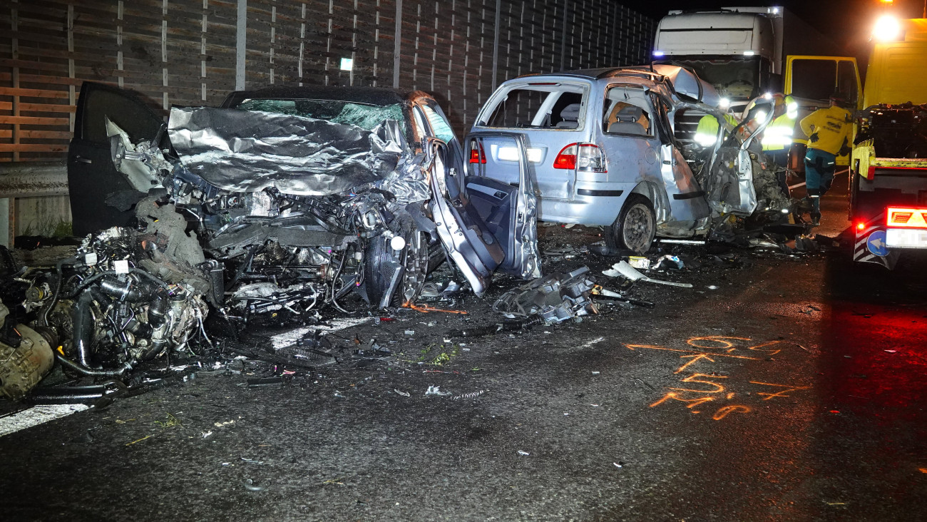 Összeroncsolódott személygépkocsik az M5-ös autópálya kecskeméti szakaszán 2023. július 3-án. Hárman meghaltak, miután egy Szeged felé tartó autó átrepült a szalagkorlát felett, és egy másik autónak ütközött.