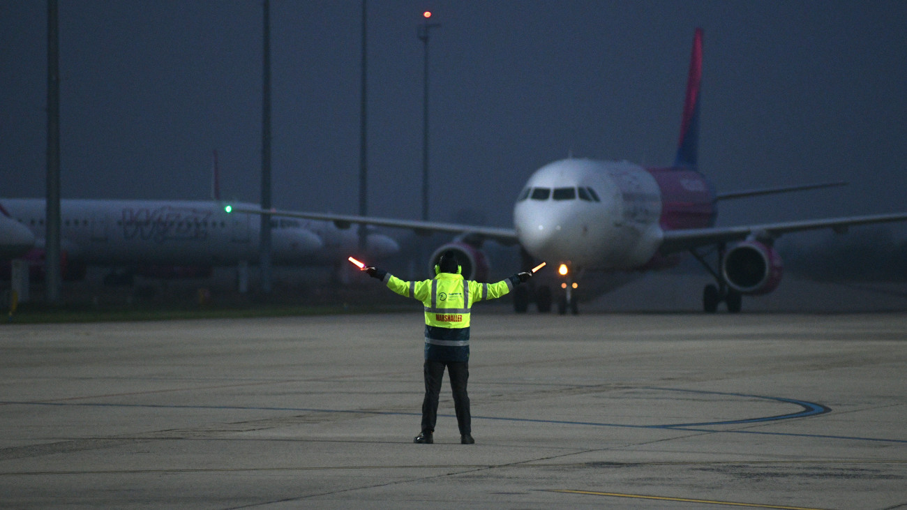 A Wizz Air diszkont légitársaság repülőgépe érkezik a Debreceni Nemzetközi Repülőtérerre 2020. december 17-én. Ezen a napon tartották a Wizz Air első nyilvános magyarországi repülőtéri koronavírus-tesztelését, amelyen önkéntes alapon vehettek részt az utasok. A sajtónyilvános esemény célja, hogy a légitársaság bemutassa a reptéri tesztelés folyamatát és hatékonyságát.