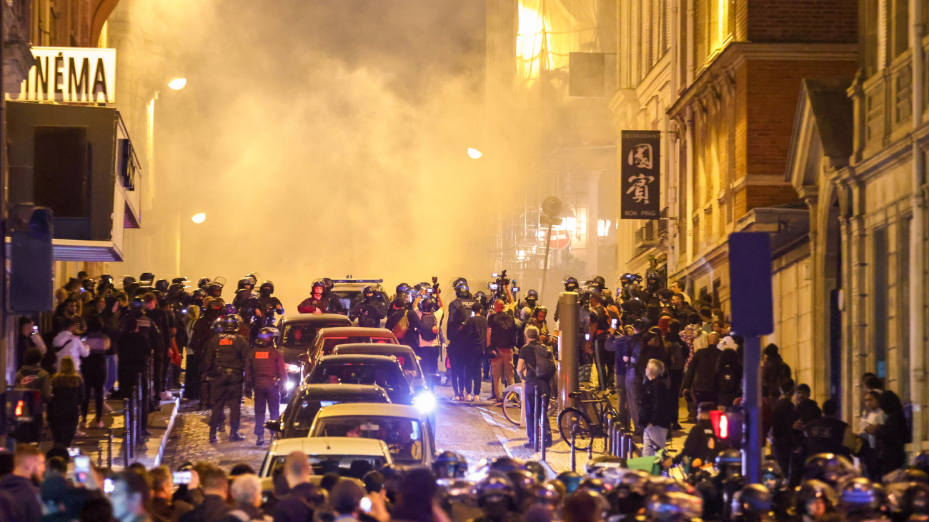 Rendőrök összecsapnak tiltakozókkal Párizs központjában 2023. július 1-jén. A francia nagyvárosokban 45 ezer rendőrt mozgósítottak, miután Nanterre-ben június 27-én egy közúti ellenőrzést végző francia rendőr intézkedés közben lelőtt egy 17 éves fiút. Ezt követően zavargások törtek ki több városban is, a tiltakozók épületeket és járműveket gyújtottak fel vagy rongáltak meg. A fiatal életét kioltó rendőrt előzetes letartóztatásba helyezték.