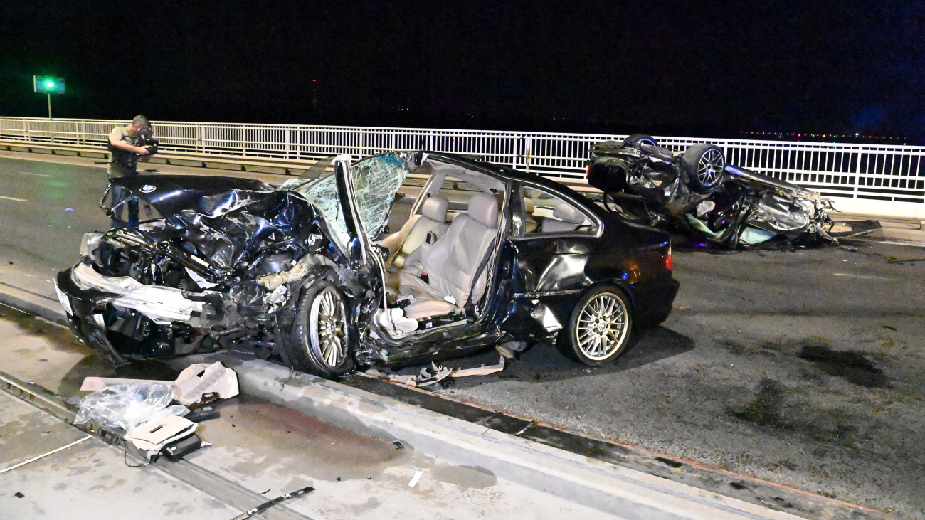Ütközésben összeroncsolódott személygépkocsik az Árpád hídon 2023. július 1-jén. Eddig tisztázatlan körülmények között egy személyautó elütött egy kerékpárost, majd összeütközött egy másik autóval. A balesetben többen megsérültek, egy férfi a kórházban meghalt.