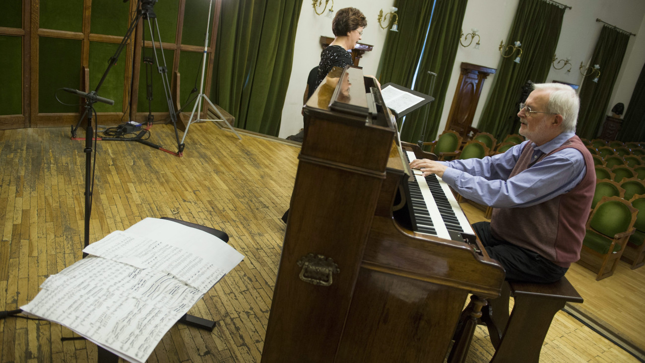 Jandó Jenő zongoraművész egyetemi-tanár kipróbálja Liszt Ferenc felújított különleges hangszerét, egy harmónium és pianínó kombinációját, amelyet koncert keretében mutatnak be 2013. október 12-én a Régi Zeneakadémia Liszt Ferenc kamaratermében, a Liszt Ferenc Emlékmúzeum rendezésében.