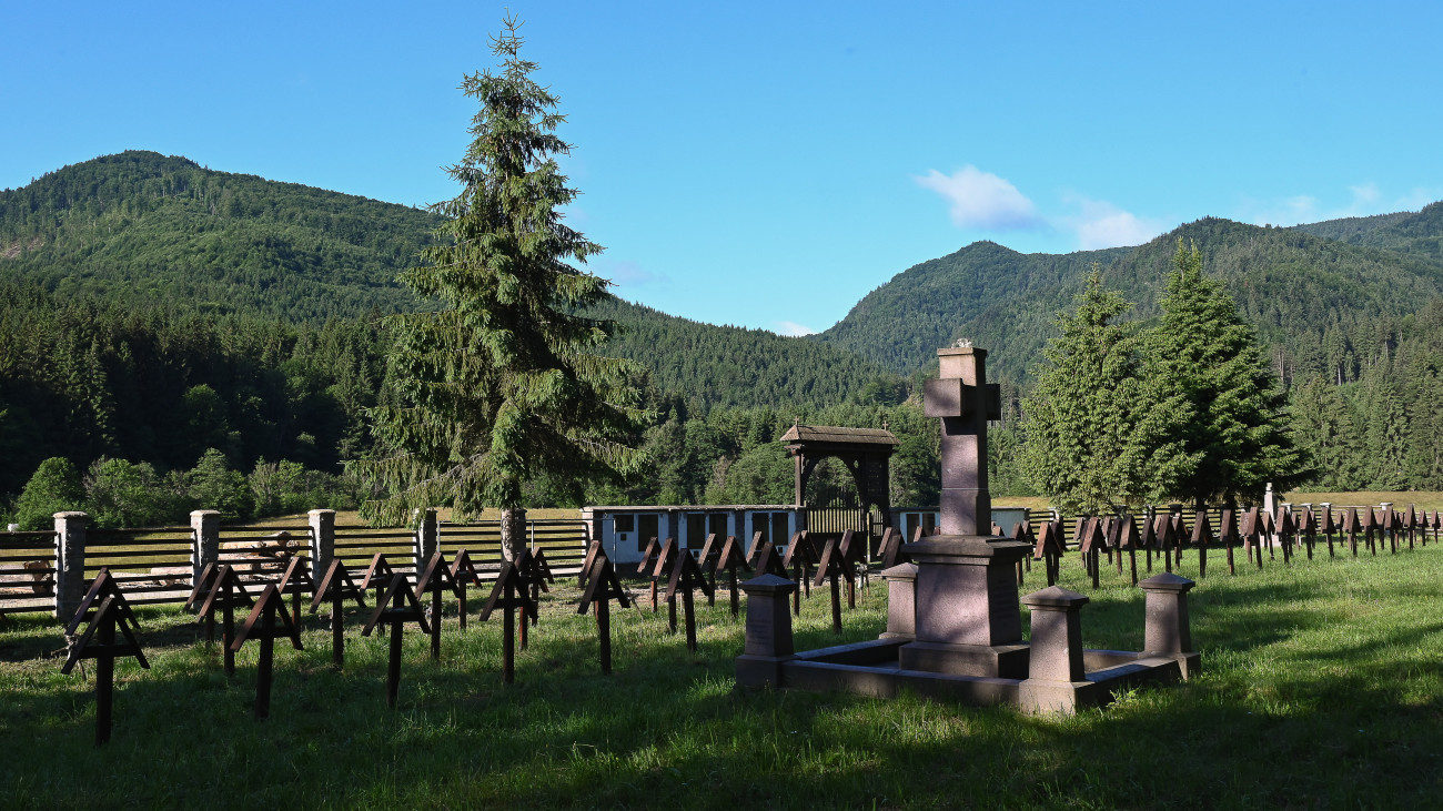 Az úzvölgyi katonatemető 2023. június 30-án. Az előző napra virradóan eltávolították a Bákó megyei Dormánfalva önkormányzata által 2019-ben törvénytelenül felállított emlékművet és betonkereszteket a temetőből.