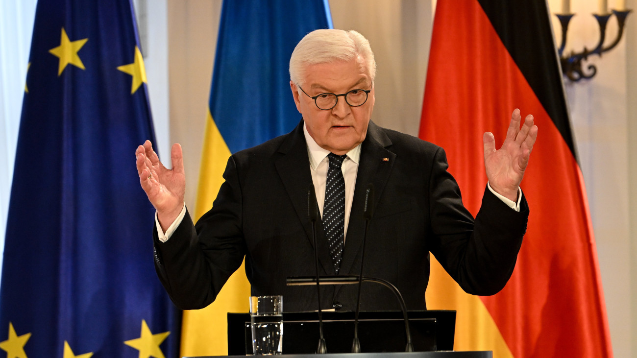 Frank-Walter Steinmeier német elnök beszél az Ukrajna elleni háború megindításának első évfordulója alkalmából tartott megemlékezésen a berlini államfői rezidencián, a Bellevue-palotában 2023. február 24-én.