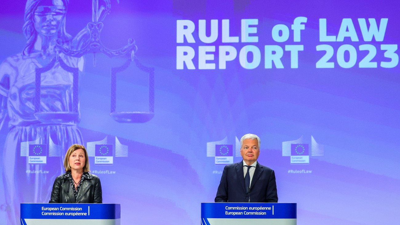 Vera Jourová, az Európai Bizottságnak (EB) az értékek és átláthatóság ügyében illetékes alelnöke (b) és Didier Reynders, az igazságügyért felelős biztos az uniós testületnek az idén a negyedik alkalommal kiadott jogállamisági jelentését bemutató sajtóértekezleten a bizottság heti ülését követően Brüsszelben 2023. július 5-én.