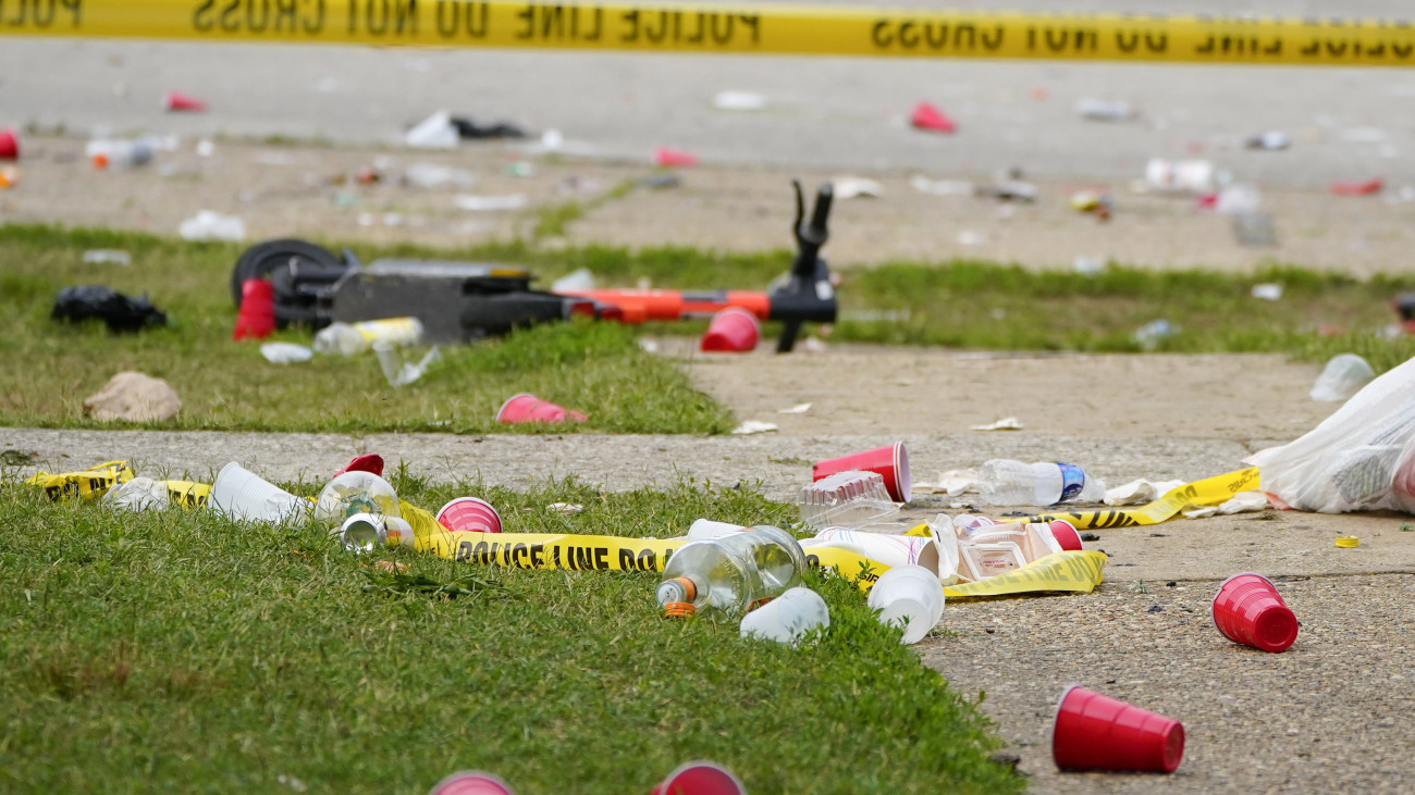 Szétszóródott műanyag poharak hevernek a földön, miután hajnalban lövöldözés tört ki a Maryland állambeli Baltimore-ban 2023. július 2-án. A baltimore-i rendőrség vezetőjének tájékoztatása szerint ketten meghaltak, 28-an megsebesültek a támadásban. A televíziónak több szemtanú azt mondta, a Brooklyn Day elnevezésű rendezvényen több százan vettek részt.
