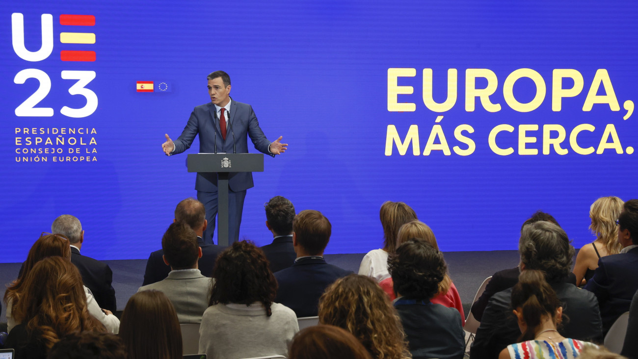 Pedro Sánchez spanyol miniszterelnök sajtóértekezleten ismerteti országa uniós elnökségének fő céljait a madridi Moncloa-palotában 2023. június 15-én. Spanyolország július 1-jén veszi át hat hónapra az Európai Unió Tanácsának soros elnöki tisztségét Svédországtól.