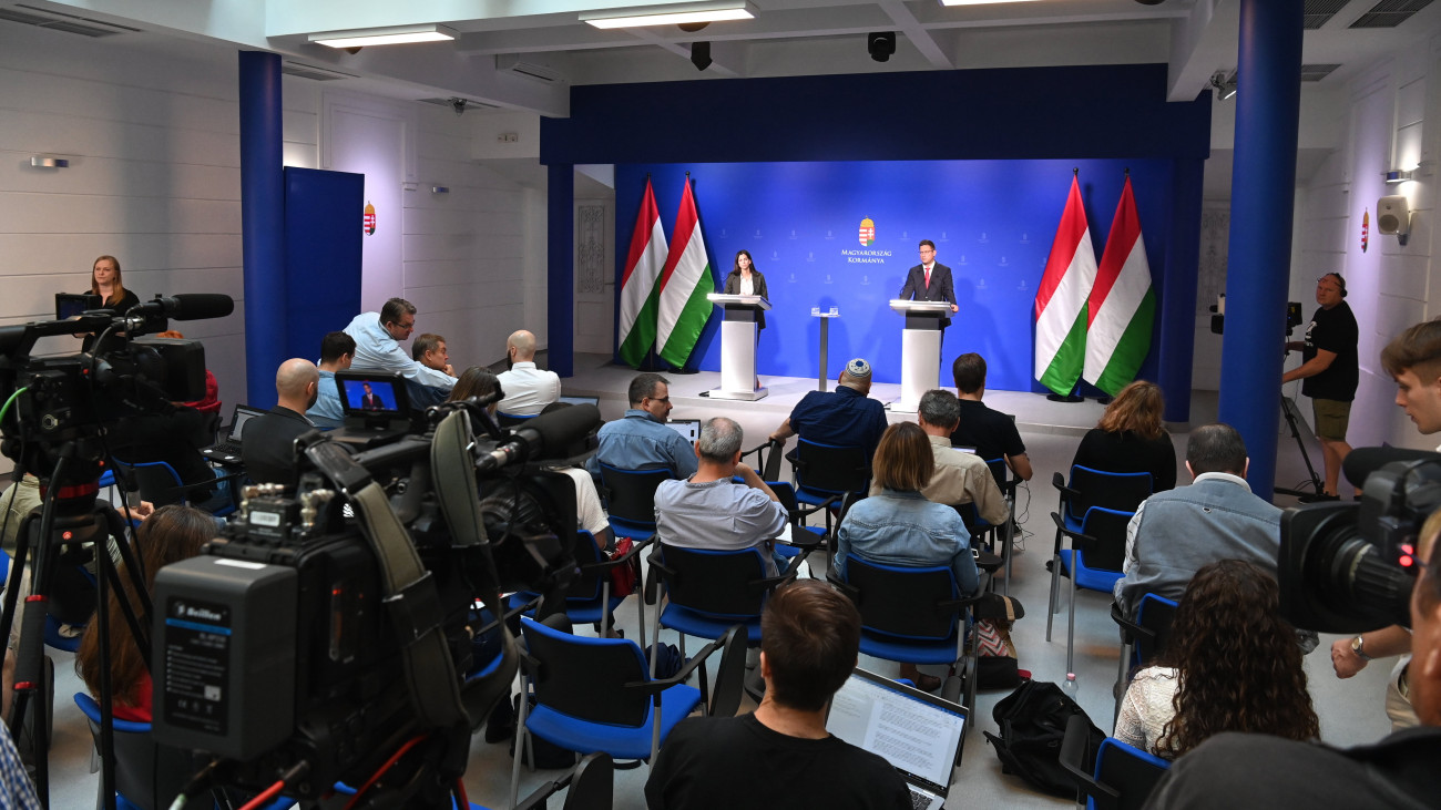 Gulyás Gergely Miniszterelnökséget vezető miniszter (j) és Szentkirályi Alexandra kormányszóvivő a Kormányinfó sajtótájékoztatón a Miniszterelnöki Kabinetiroda épületében 2023. július 6-án.