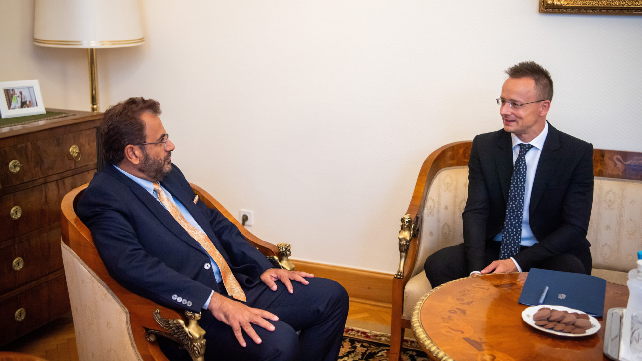 Szijjártó Péter külgazdasági és külügyminiszter (j) megbeszélést folytat Szaíd Mohamed Ahmed al-Szakri ománi gazdasági miniszterrel a Külgazdasági és Külügyminisztériumban 2023. július 6-án.