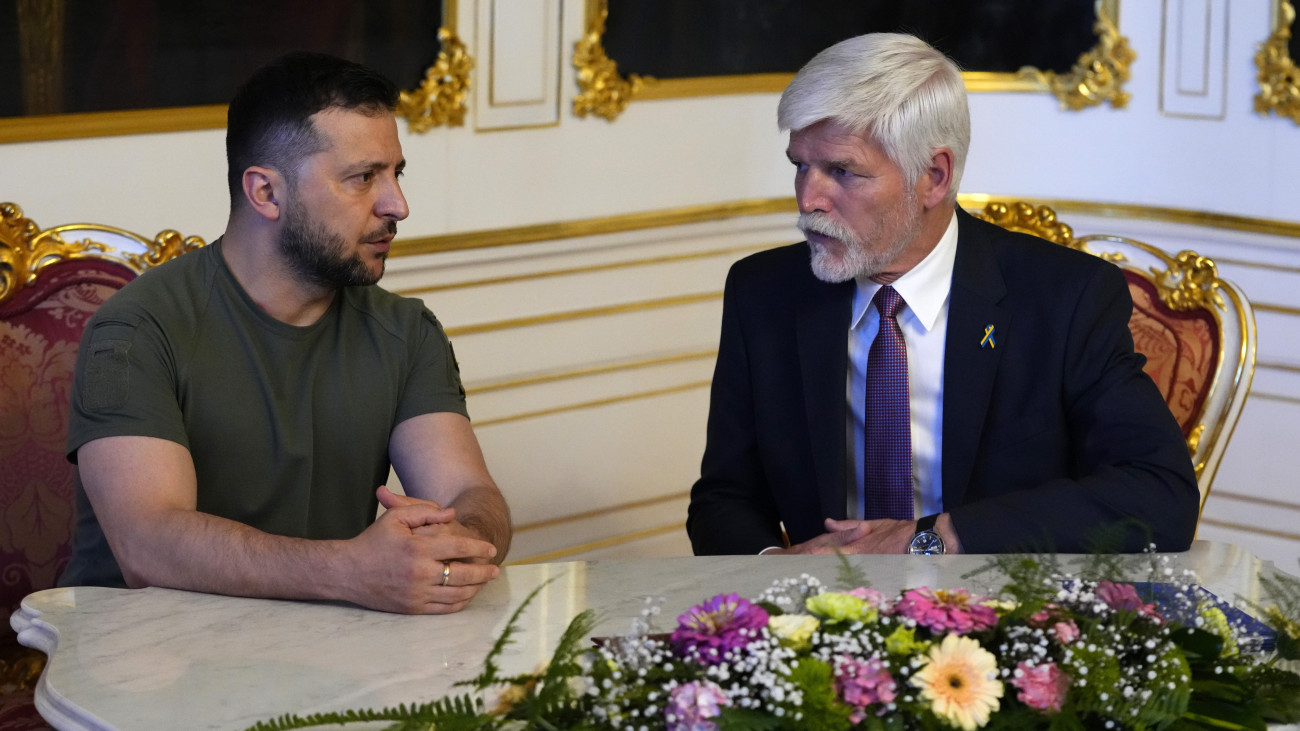 Petr Pavel cseh államfő (j) és Volodimir Zelenszkij ukrán elnök megbeszélést folytat a prágai várban 2023. július 6-án.