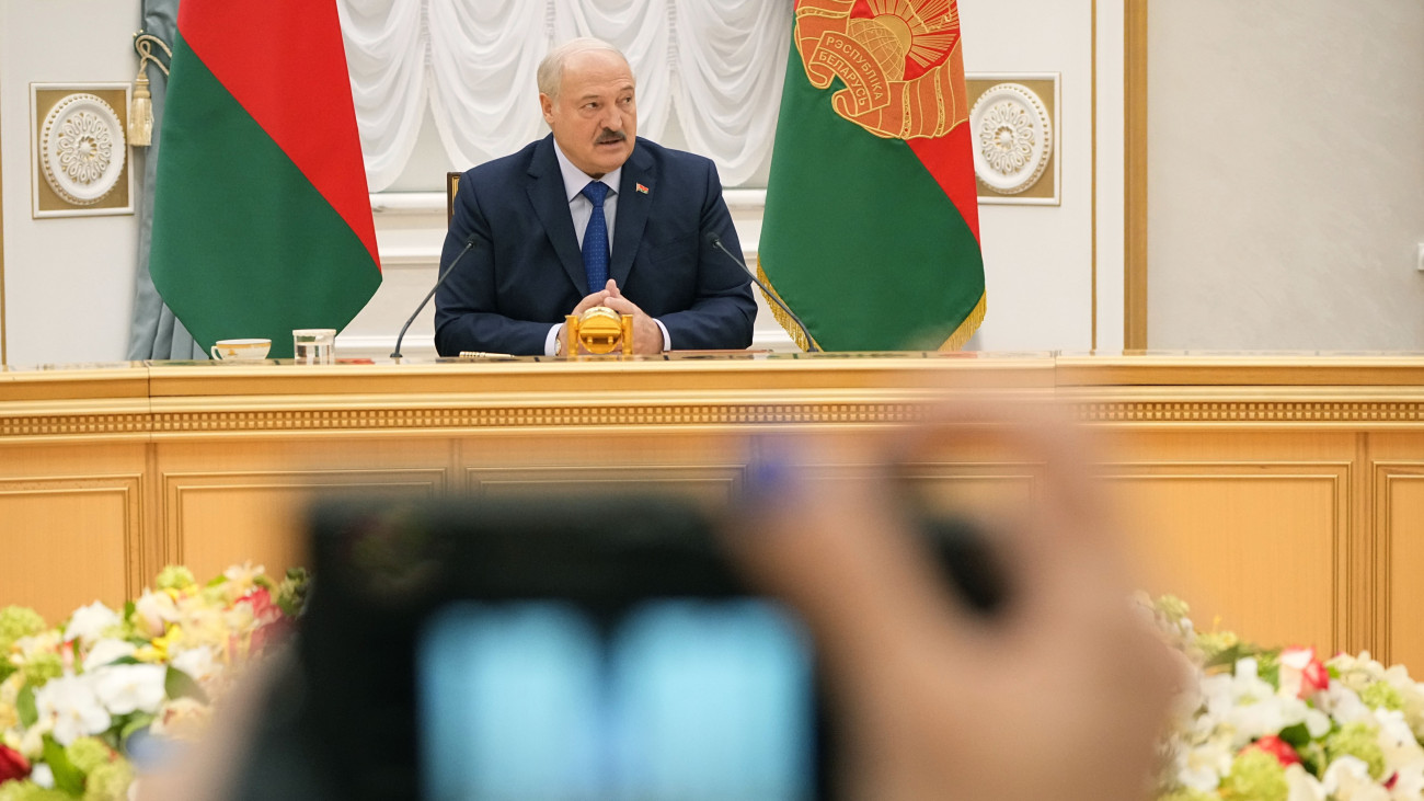 Aljakszandr Lukasenka fehérorosz elnök megbeszélést tart nemzetközi hírügynökségek képviselőivel a minszki hivatalában 2023. július 6-án.