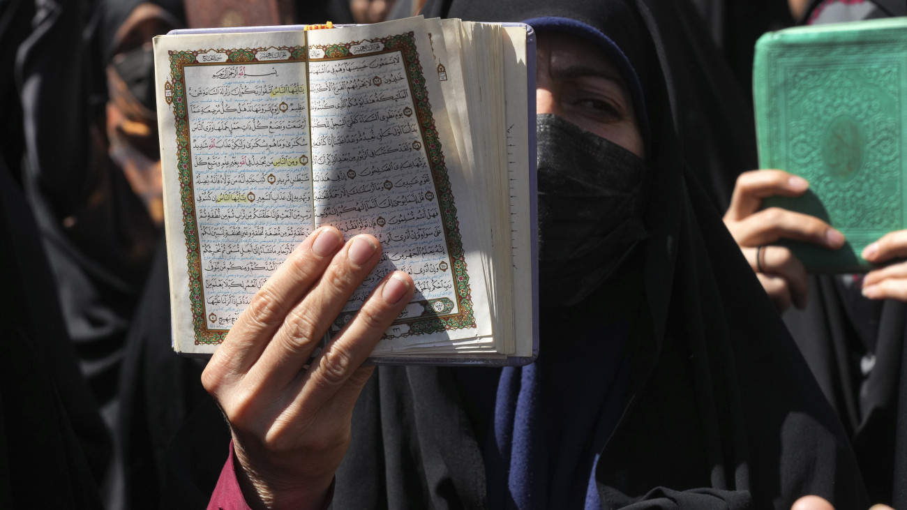 Iráni nők az iszlám szent könyv példányaival tiltakoznak a stockholmi Korán-égetés ellen Svédország teheráni nagykövetsége előtt 2023. június 30-án. Stockholm központjában június 28-án Salwan Momika 37 éves iraki bevándorló oldalakat tépett ki és gyújtott meg az iszlám szent könyvéből Stockholm legnagyobb mecseténél az íd al-adha áltozati ünnep idején. A Koránra előzőleg szalonnát helyezett, ami a hívőket súlyosan sértő gesztus volt.
