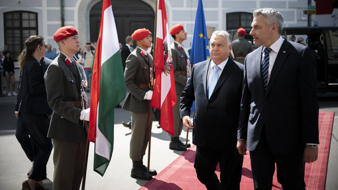 A Miniszterelnöki Sajtóiroda által közreadott képen Karl Nehammer osztrák kancellár (j) fogadja Orbán Viktor kormányfőt a bécsi kancellári hivatalnál a magyar-szerb-osztrák migrációs csúcs előtt 2023. július 7-én.