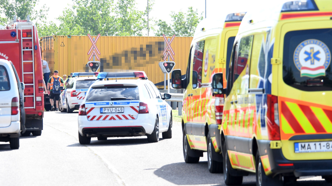 Rendőr- és mentőautók, a tűzoltóság teherautója a kisiklott tehervonatnál Tiszatenyő és Mezőtúr között, Kétpónál 2023. július 9-én. A rendőrség információi szerint a kisiklott hat vagonból ötben fokozottan tűzveszélyes anyagot szállítottak.