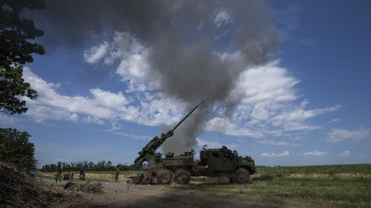 Ukrán 155 mm-es önjáró löveg tüzel orosz állásokra a Donyecki területen fekvő kelet-ukrajnai Bahmut közelében 2023. július 7-én.