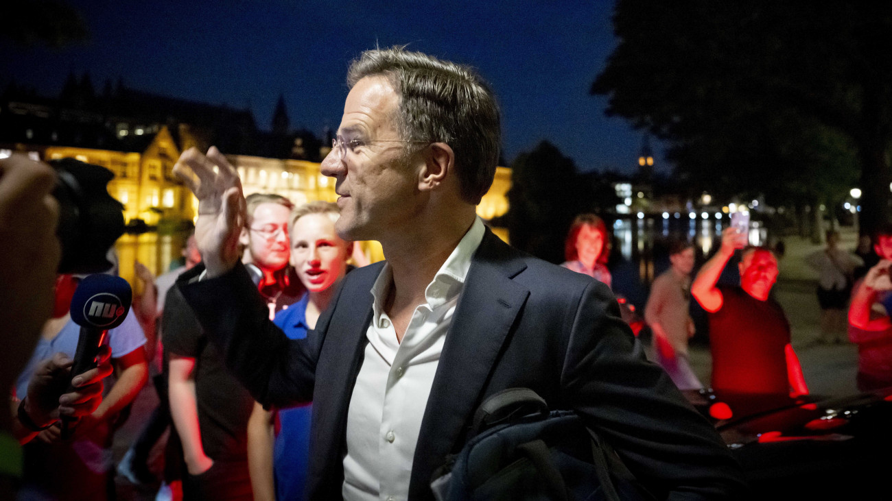 Mark Rutte holland miniszterelnök távozik hivatalából Hágában 2023. július 7-én, miután összeomlott a kormánykoalíció amiatt, hogy nem sikerült megegyezniük a Hollandiába érkező menedékkérők kezeléséről. Rutte benyújtotta lemondását.