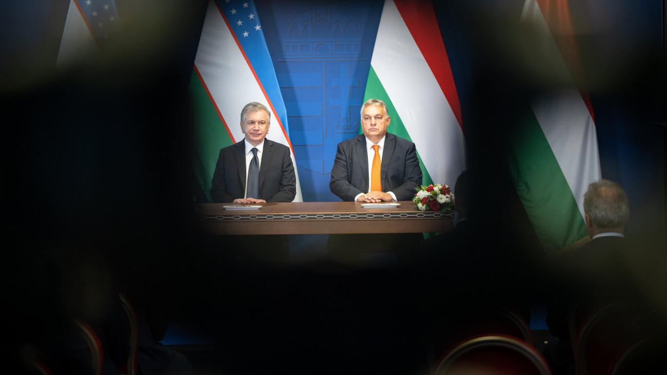 A Miniszterelnöki Sajtóiroda által közreadott képen Orbán Viktor kormányfő (j) és Savkat Mirzijojev üzbég elnök Budapesten, a Karmelita kolostorban 2022. október 4-én. A tárgyalások során tizennégy megállapodást írtak alá egyebek mellett a Magyarország és az Üzbegisztán közötti stratégiai partnerség fejlesztéséről, valamint az igazságügy, a környezetvédelem, a sport és az agrárium területén tervezett együttműködésről.