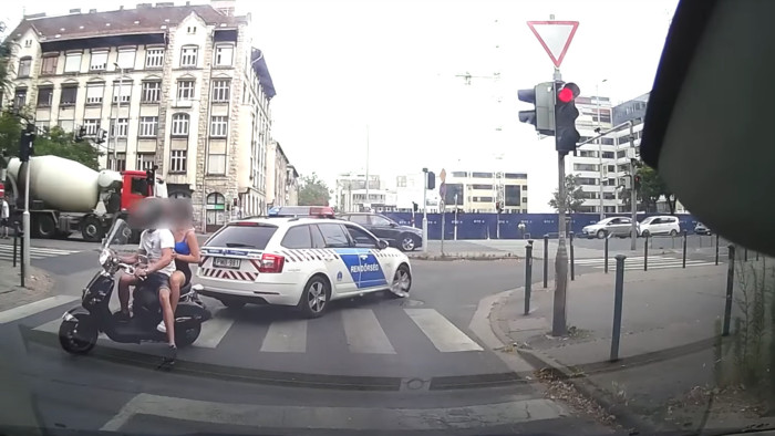 Rendőrök vettek üldözőbe egy száguldozó robogót Budapesten - videó