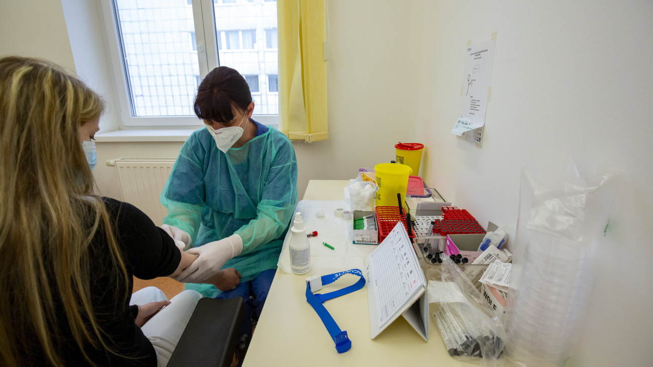 Koronavírusteszthez vesznek vért egy nőtől a Pécsi Tudományegyetem egyik mintavételi pontján, a nagykanizsai Kanizsai Dorottya Kórházban 2020. május 12-én. A koronavírus-szűrőprogramban a Semmelweis, a debreceni, a szegedi és a pécsi egyetem vesz rész. A programba 17 ezer 780 embert hívtak meg véletlenszerűen kiválasztva. Ők életkorra, nemre és regionálisan is reprezentálják a magyar társadalmat.MTI/Varga György