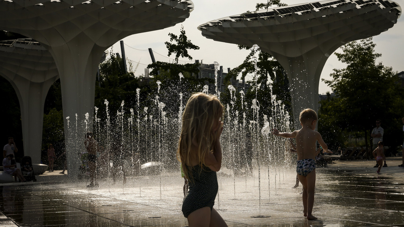Gyerekek hűsölnek a fővárosi Széllkapu Park szükőkútjában a nyári hőségben 2023. július 10-én.