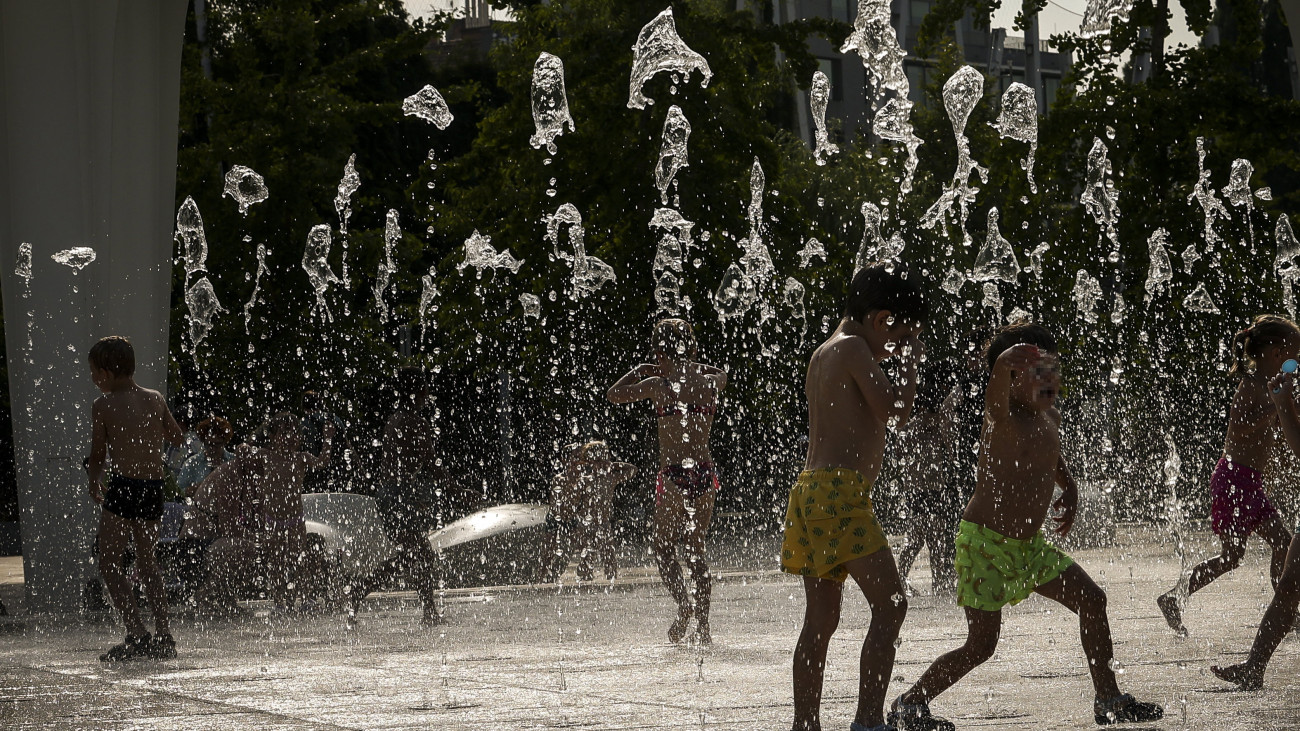 Gyerekek hűsölnek a fővárosi Széllkapu Park szükőkútjában a nyári hőségben 2023. július 10-én.