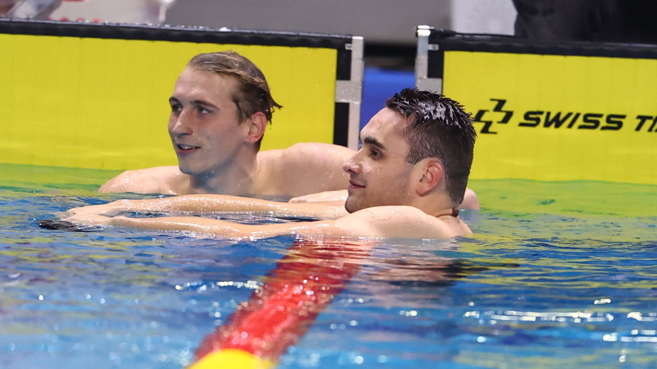 A győztes Milák Kristóf (j) és a második helyezett Márton Richárd a 200 méteres pillangóúszás döntője után a 18. rövidpályás úszó országos bajnokságon Kaposváron 2022. november 17-én.MTI/Kovács Anikó