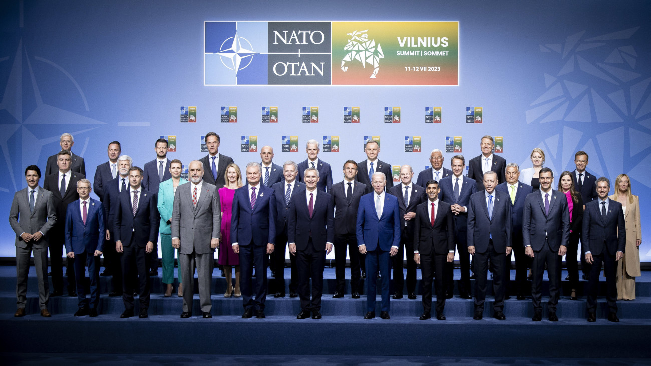 A Miniszterelnöki Sajtóiroda által közreadott csoportkép a NATO csúcstalálkozójának résztvevőiről Vilniusban 2023. július 11-én. A középső sorban jobbról Orbán Viktor miniszterelnök (j7), elöl középen Jens Stoltenberg NATO-főtitkár (elöl b6), mellette balról Gitanas Nauseda litván államfő, jobbról Joe Biden amerikai elnök.