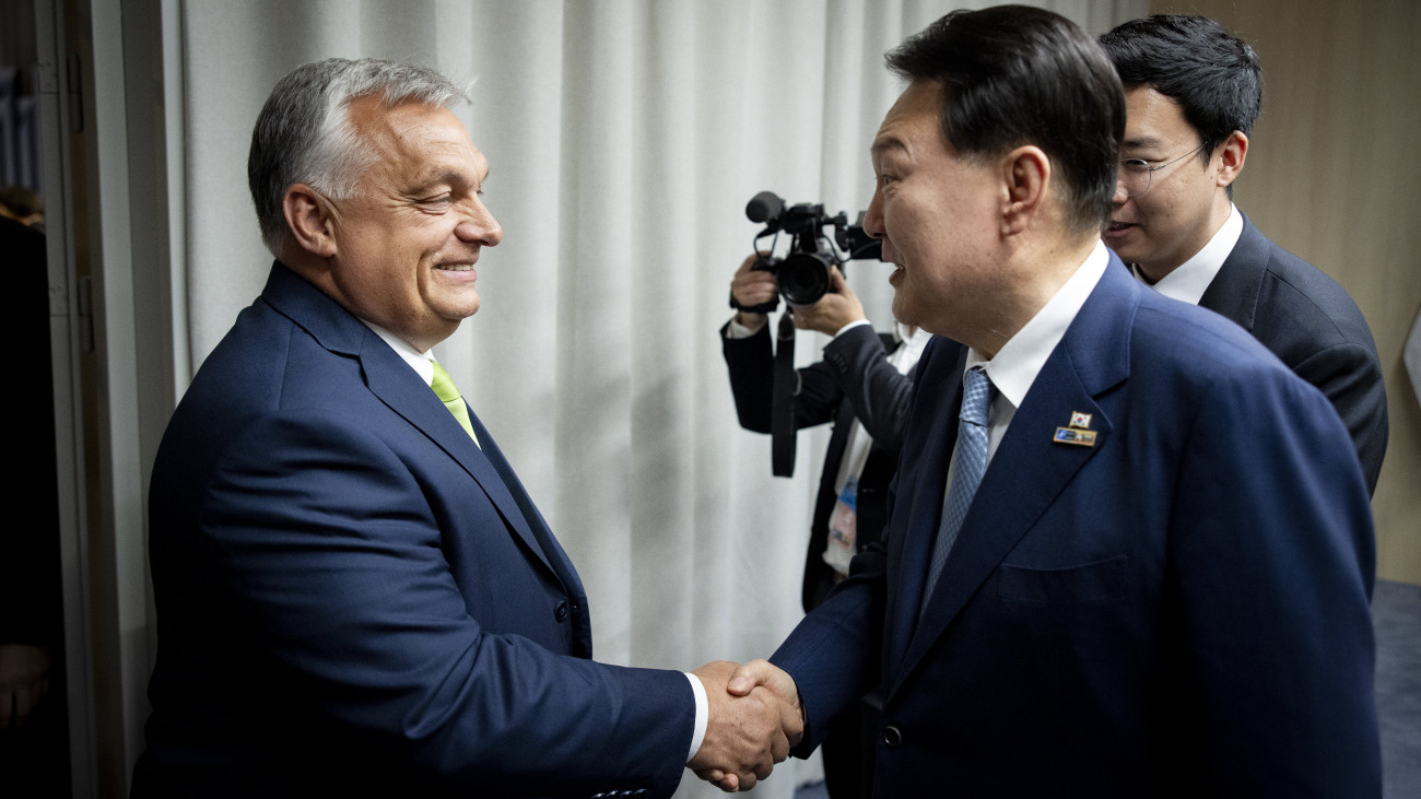 A Miniszterelnöki Sajtóiroda által közreadott képen Orbán Viktor miniszterelnök (b) és Jun Szogjol dél-koreai államfő kezet fog megbeszélésük előtt Vilniusban, a NATO-csúcstalálkozó helyszínén 2023. július 11-én. A megbeszélésén Magyarország és Dél-Korea együttműködésének fejlesztési lehetőségeiről volt szó.