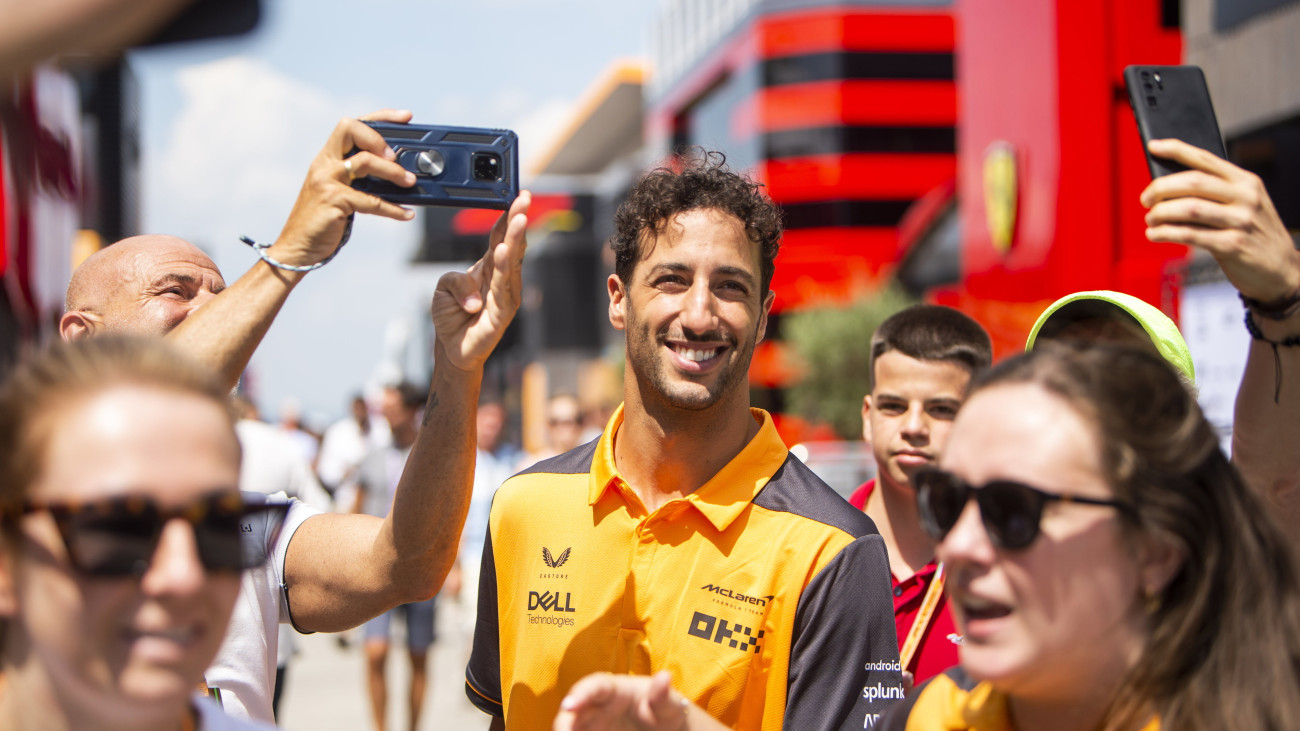 Daniel Ricciardo, a McLaren ausztrál versenyzője a Forma-1-es Magyar Nagydíj első szabadedzése előtt a mogyoródi Hungaroringen 2022. július 29-én.MTI/Balogh Zoltán