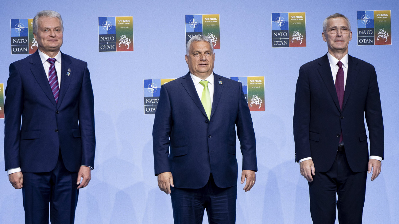 A Miniszterelnöki Sajtóiroda által közreadott képen Orbán Viktor miniszterelnök (k), Gitanas Nauseda litván államfő (b) és Jens Stoltenberg NATO-főtitkár a NATO csúcstalálkozóján Vilniusban 2023. július 11-én.