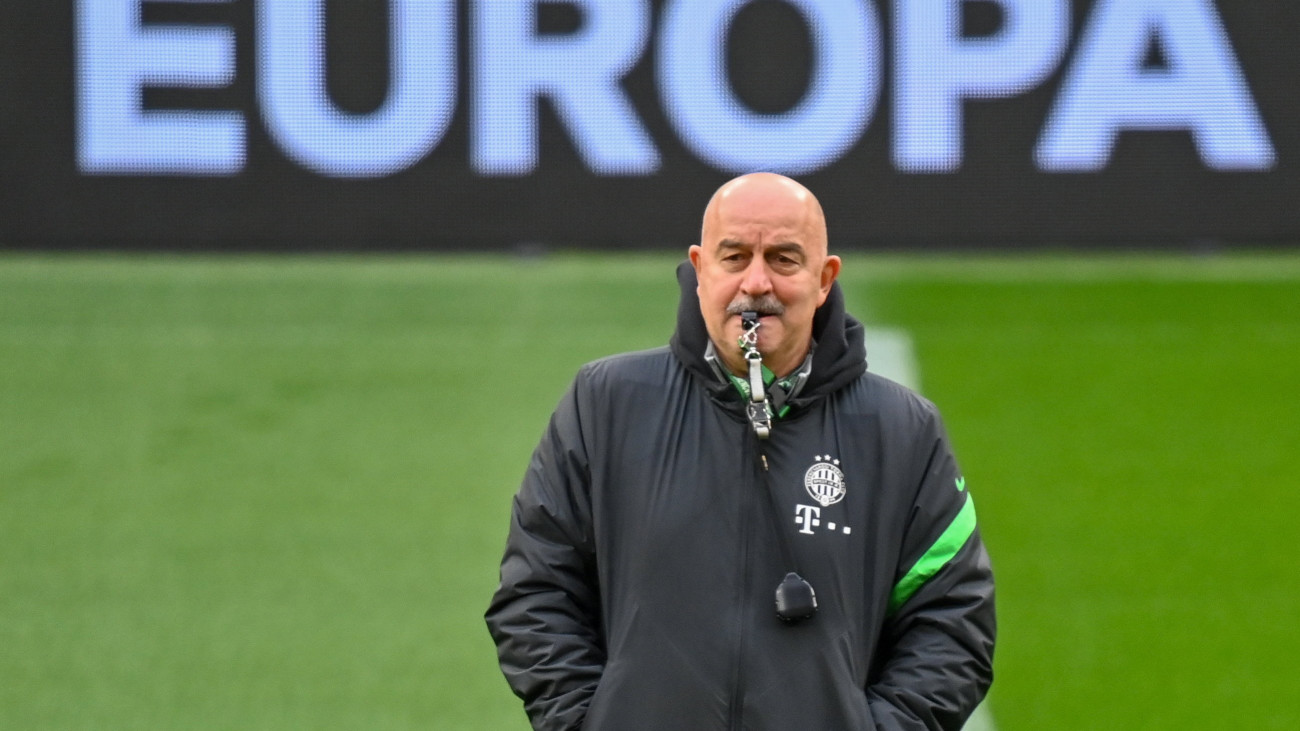 Sztanyiszlav Csercseszov, a Ferencváros vezetőedzője a csapat edzésén a Puskás Arénában 2023. március 15-én. A magyar bajnok labdarúgócsapat másnap a német Bayer Leverkusen ellen lép pályára az Európa-liga nyolcaddöntőjének visszavágó mérkőzésén.