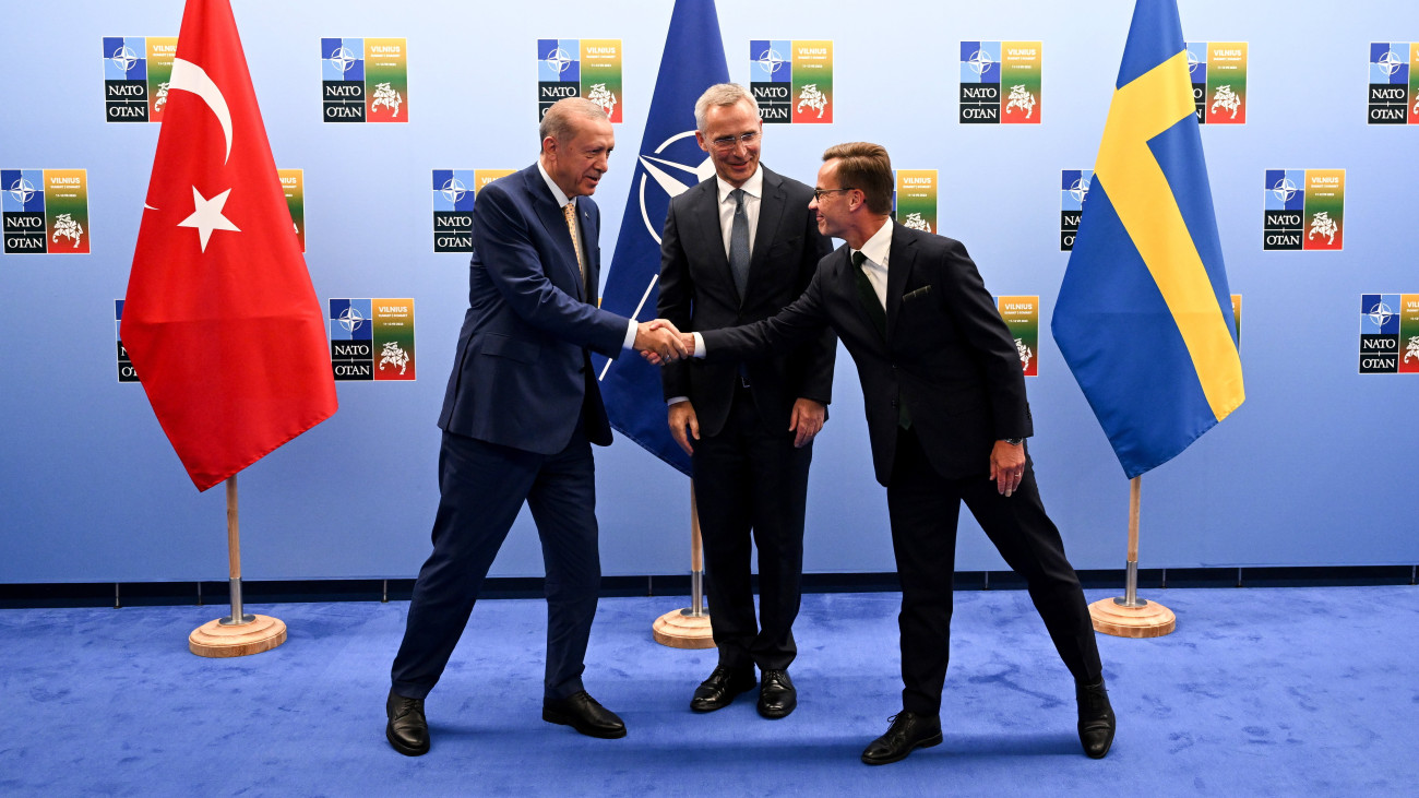 Recep Tayyip Erdogan török elnök (b) és Ulf Kristersson svéd miniszterelnök (j) Jens Stoltenberg NATO-főtitkár (k) jelenlétében kezet fog a másnap kezdődő NATO-csúcstalálkozót megelőző megbeszélésük előtt Vilniusban 2023. július 10-én.