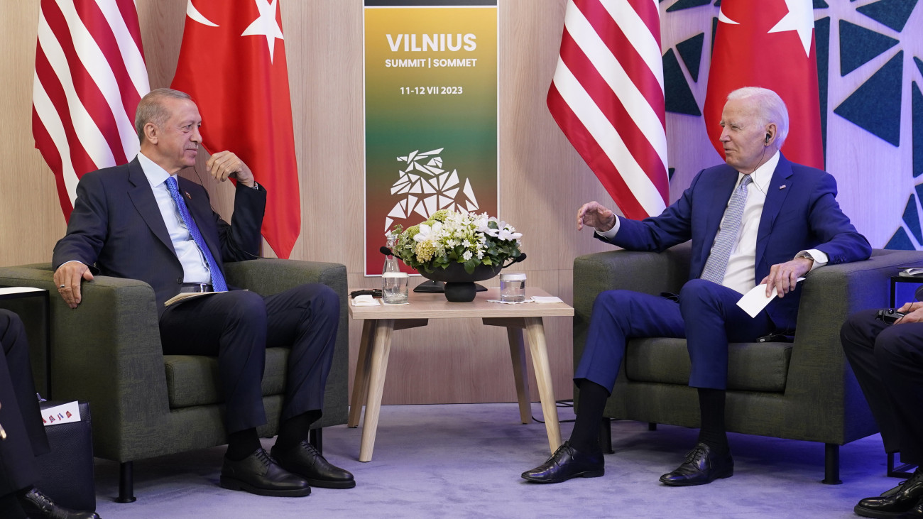 Recep Tayyip Erdogan török (b) és Joe Biden amerikai elnök a NATO kétnapos vilniusi csúcstalálkozójának első napján tartott kétoldalú megbeszélésén 2023. július 11-én.