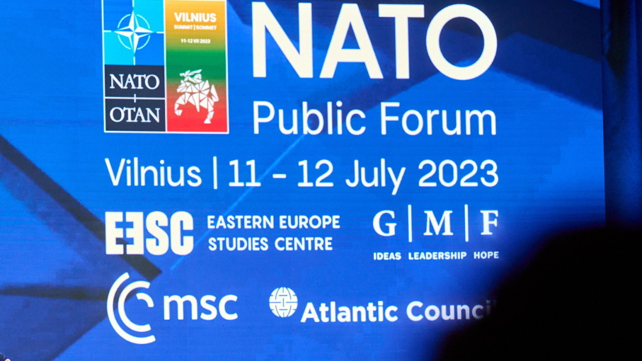 Az Észak-atlanti Szerződés Szervezetének felvételén Jens Stoltenberg NATO-főtitkár pódiumbeszélgetésen vesz részt a NATO-tagországok kétnapos csúcstalálkozóján Vilniusban 2023. július 11-én.