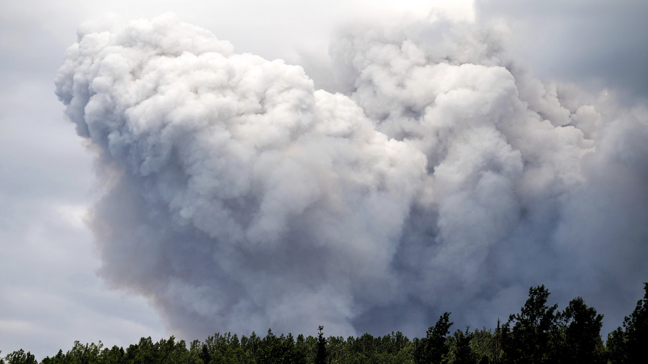 Erdőtűz pusztít a Brit Columbia északkeleti részén fekvő Fort St. John város közelében 2023. július 2-án. Január óta hatmillió hektárnyi erdő égett le Kanadában és több mint 100 ezer embernek kellett már elhagynia az otthonát.
