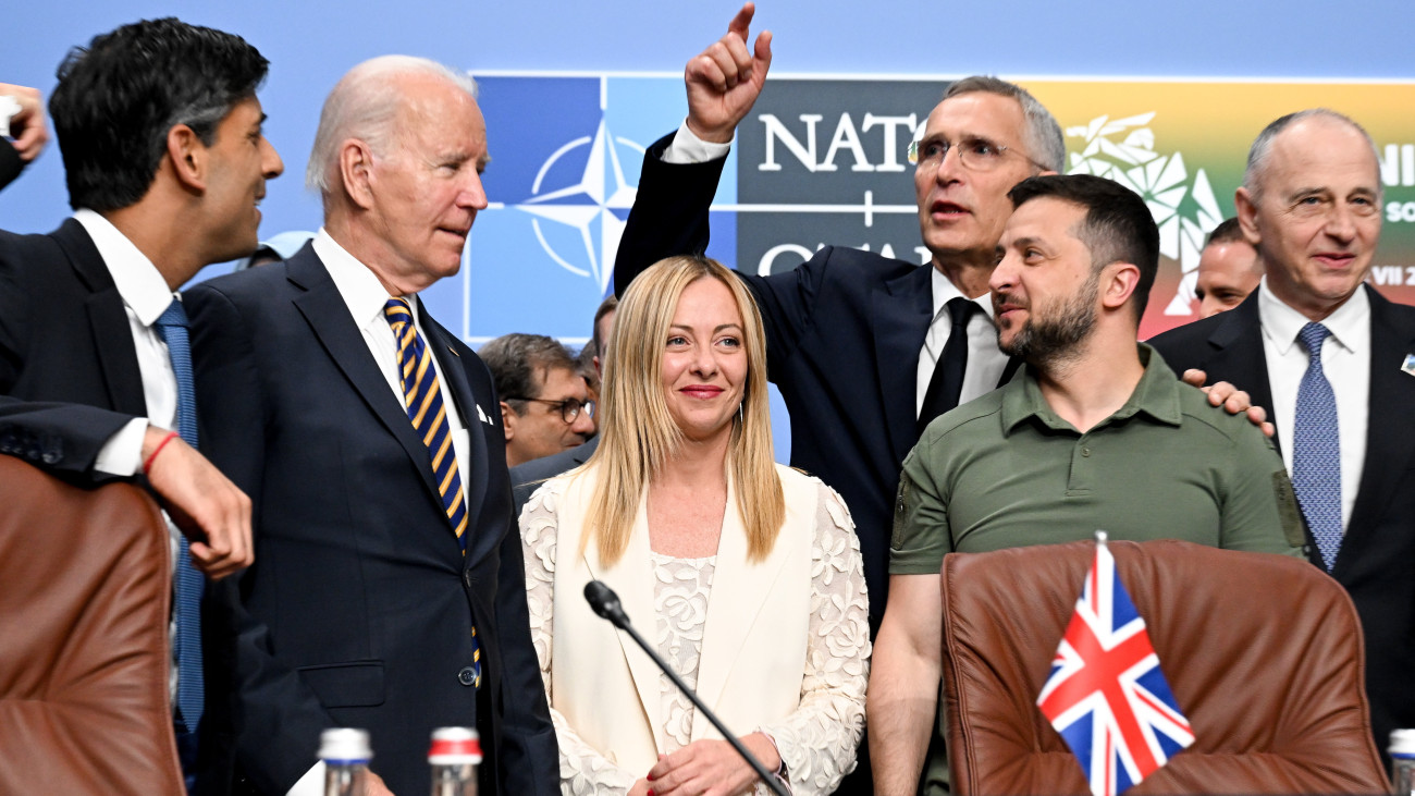 Rishi Sunak brit miniszterelnök, Joe Biden amerikai elnök, Giorgia Meloni olasz miniszterelnök, Jens Stoltenberg NATO-főtitkár, Volodimir Zelenszkij ukrán elnök és Mircea Geoana, a NATO főtitkár-helyettese (b-j) a NATO-Ukrajna Tanács ülésén a NATO vilniusi csúcstalálkozójának második napján, 2023. július 12-én.