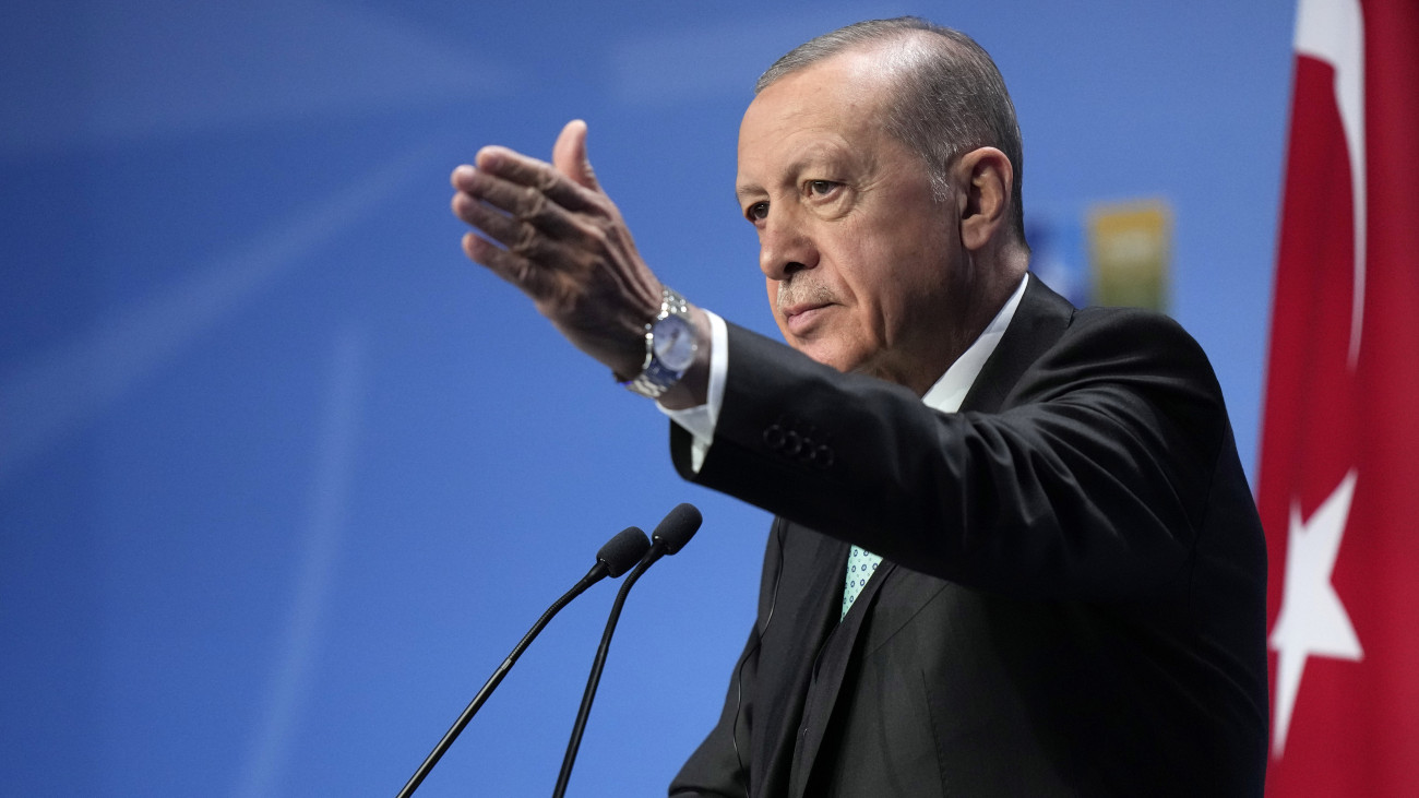 Recep Tayyip Erdogan török elnök sajtóértekezlete a NATO vilniusi csúcstalálkozójának második napján, 2023. július 12-én.