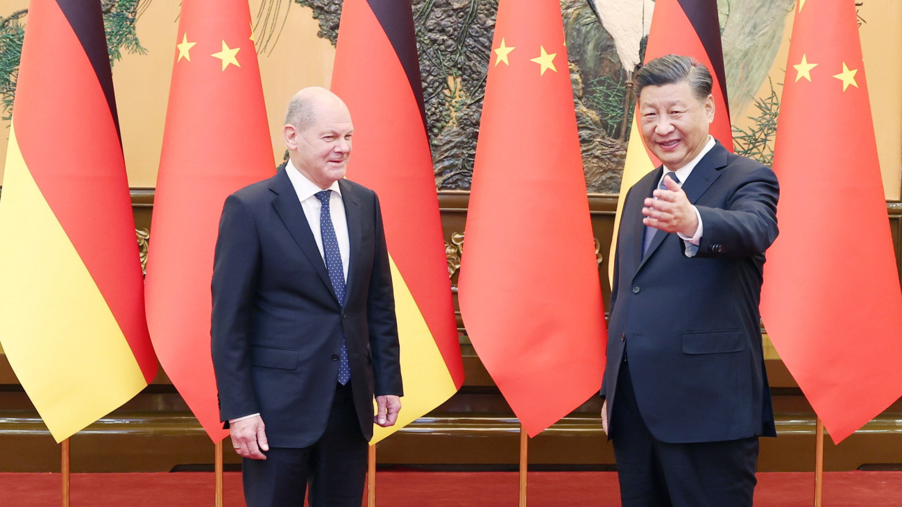 Hszi Csin-ping kínai elnök (j) Olaf Scholz német kancellárt fogadja a pekingi Nagy Népi Csarnokban 2022. november 4-én.