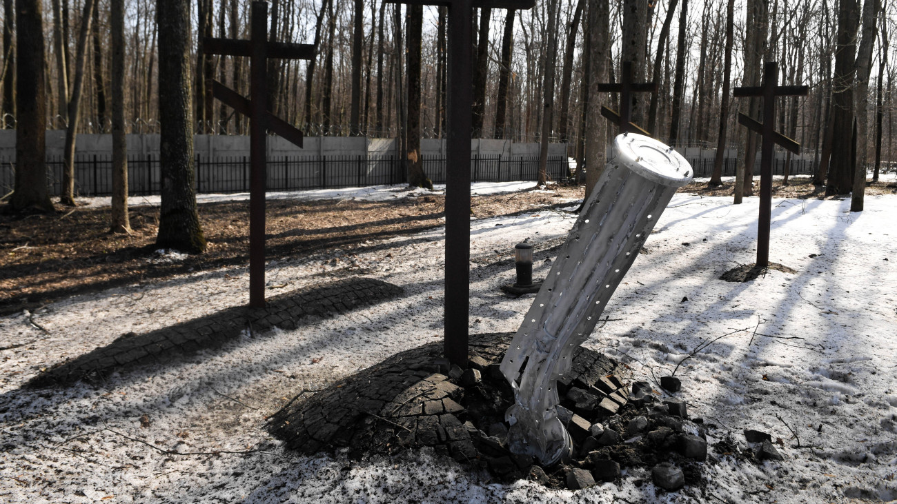 Földbe fúródott orosz kazettás bomba a Harkiv-Pjatyihatki temetőben 2022. március 23-án. A temetőben a szovjet Belügyi Népbiztosság által kivégzettek, köztük az 1940-es katyni mészárlás lengyel áldozatai nyugszanak. Vlagyimir Putyin orosz elnök február 24-én rendelte el katonai művelet végrehajtását Ukrajnában.