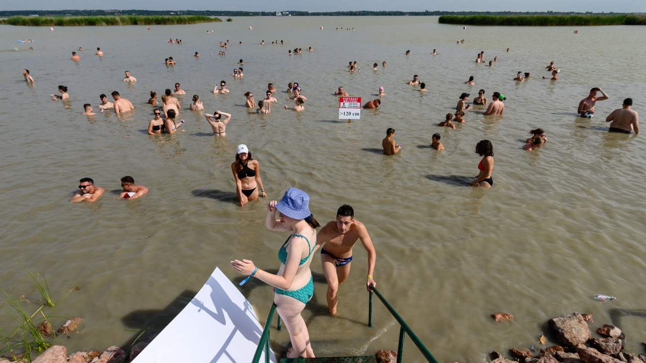 Fesztiválozók strandolnak az Egyetemisták és Főiskolások Országos Turisztikai Találkozójának (EFOTT) első napján a Velencei-tó melletti Sukorón 2023. július 12-én.