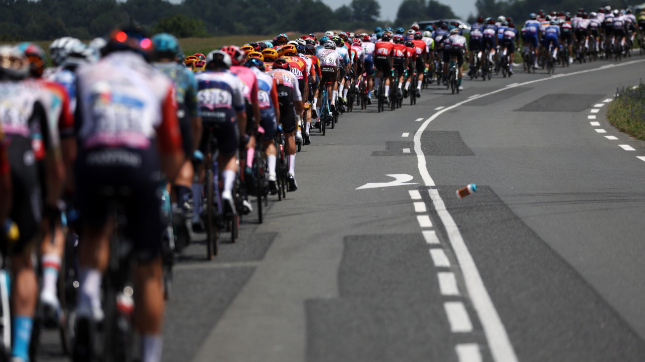 A 110. Tour de France francia országúti kerékpáros körverseny  mezőnye a nyolcadik, Libourne és Limoges közötti 201 kilométeres szakasz teljesítése közben 2023. július 8-án.