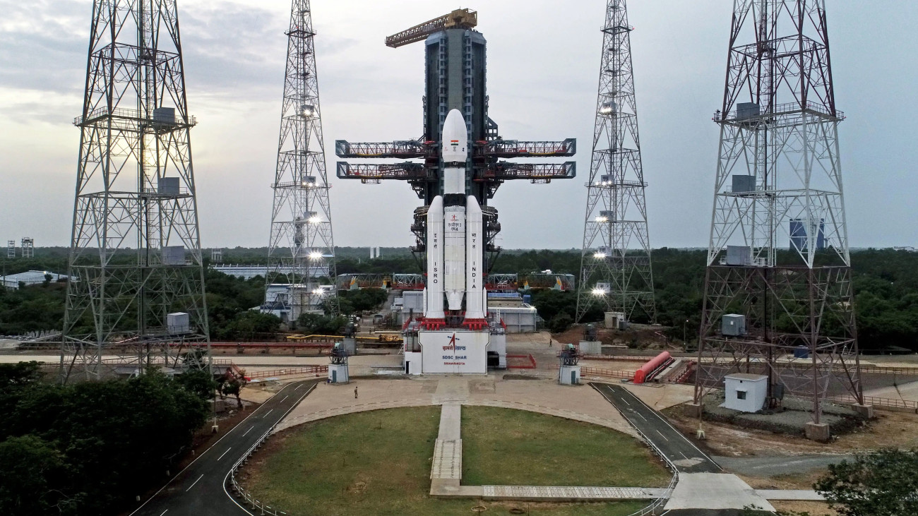 Az Indiai Űrkutatási Szervezet (ISRO) által közreadott kép a Csandrajáan-3 holdszondát szállító űrrakétáról a kilövőálláson, a dél-indiai Szriharikota-sziget Szatis Dhavan Űrközpontjában 2023. július 13-án. A Csandrajáan-3 a tervek szerint július 14-én indul el a Holdra, az űrmisszió a keringő egységről leváló Vikram leszállóegységet és a Pragjan holdjáró eszközt juttatja el az égitestre.