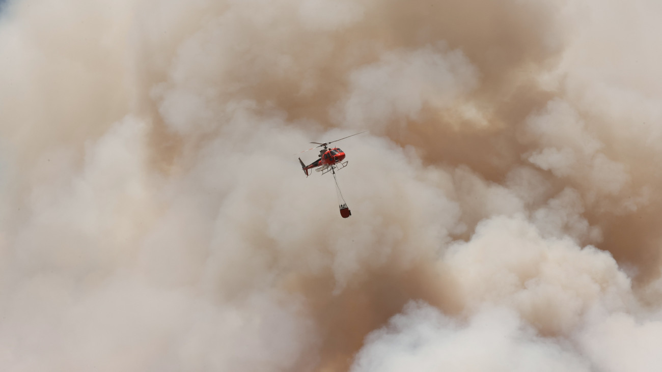 Erdőtüzet oltanak helikopterről az észak-spanyolországi Navarra tartományban fekvő Olloki és Alzuza között 2023. július 14-én.