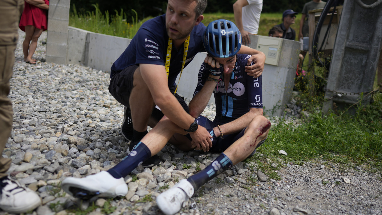 Romain Bardet, a dsm-firmenich francia versenyzője ápolásban részesül, mert bukott a Tour de France francia országúti kerékpáros körverseny 14., Annemasse és Morzine les Portes du Soleil közötti 151,8 kilométeres szakaszán 2023. július 15-én.