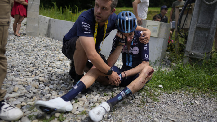 Hatalmas balesett miatt félbeszakadt a Tour de France – videó