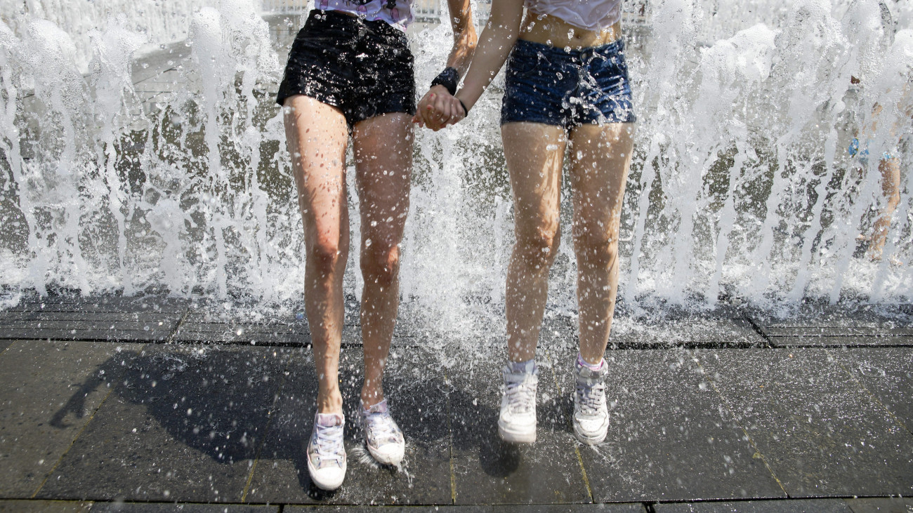 Fiatal lányok hűsítik magukat a budapesti Szabadság téren 2015. június 12-én.Az Országos Meteorológiai Szolgálat előrejelzése szerint a következő napokban csak helyenként lehetnek frissítő zivatarok, tovább melegszik a levegő, június 14-én akár 36 Celsius-fokig is emelkedhet a hőmérséklet.