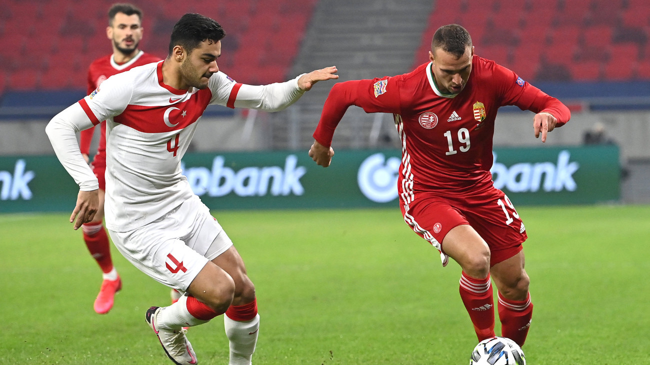 A török Ozan Kabak (b) és Könyves Norbert (j) a labdarúgó Nemzetek Ligája B divíziójában játszott Magyarország - Törökország mérkőzésen a Puskás Arénában 2020. november 18-án.