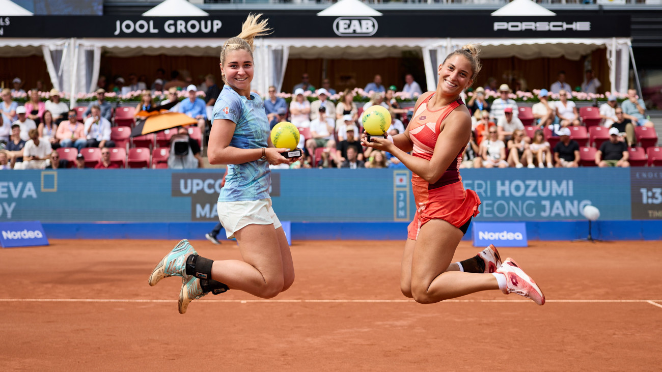 Udvardy Panna (j) és az orosz Irina Hromacsova, miután győzött a svédországi Bastadban rendezett salakpályás női challenger tenisztorna párosversenyének döntőjében 2023. július 15-én.