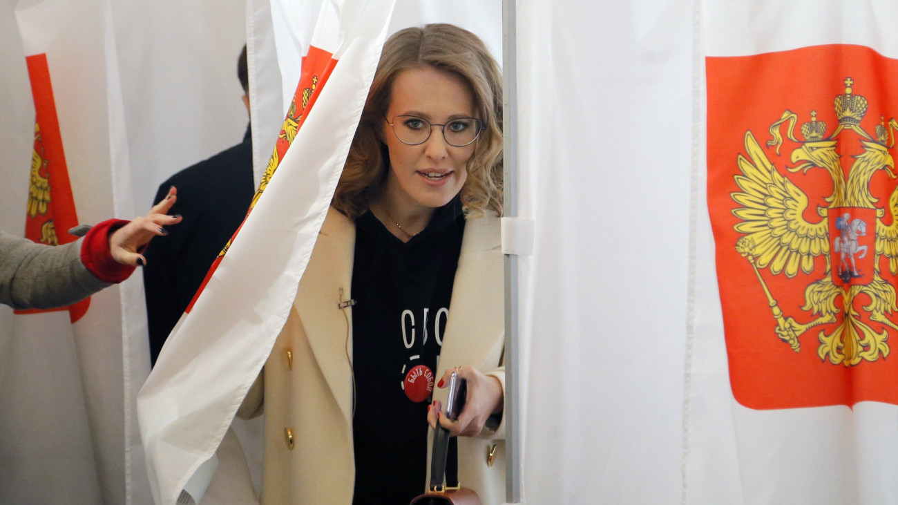 Moszkva, 2018. március 18.Kszenyija Szobcsak, a Polgári Kezdeményezés államfőjelöltje voksol egy moszkvai szavazóhelyiségben 2018. március 18-án, az orosz elnökválasztás napján. (MTI/EPA/Makszim Sipenkov)