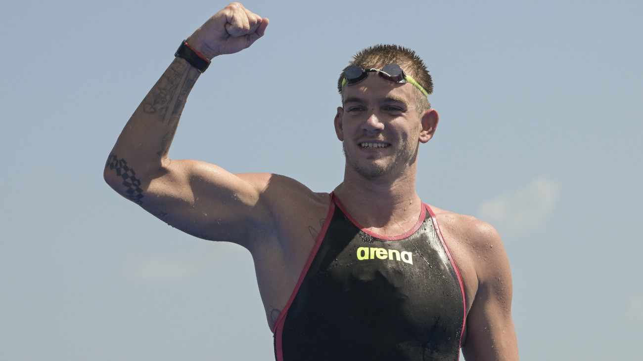 Az ezüstérmes Rasovszky Kristóf a nyílt vízi úszók 10 kilométeres versenye után a fukuokai vizes világbajnokságon 2023. július 16-án.