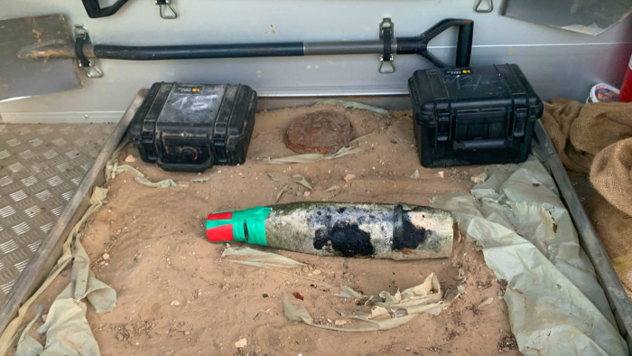 Különleges bomba volt, amit a Velencei-tóban, az egyik strandon találtak - fotók
